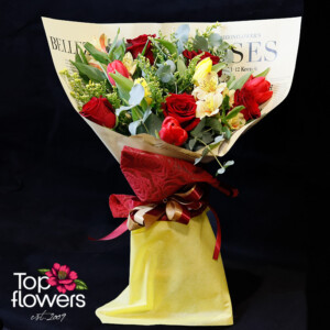 Аранжировка с червени рози, лалета и алстромерии в елегантна опаковка