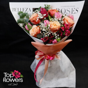 Нежно докосване - аранжировка с рози, лалета и алстромерии в нежни цветове