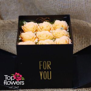 Перлена хармония | Сапунени рози в кутия Сапунени рози в черна луксозна кутия с перли – подарък от магазин за цветя