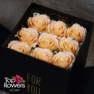 Детайл на прасковени сапунени рози с перлена декорация