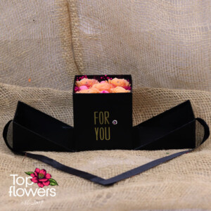 Сапунени рози в черна кутия – стилен подарък от магазин за цветя с доставка на цветя