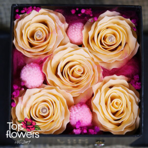 Деликатен чар | Сапунени рози в кутия Детайл на сапунени рози и гипсофил – нежни цветя в кутия