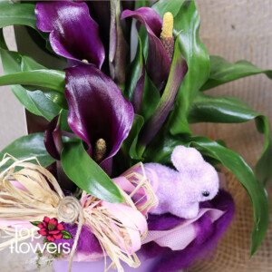 Детайл на лилава кала в кутия с декоративно зайче и естествени елементи