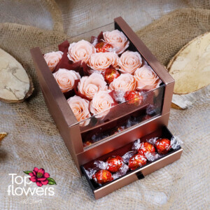 Сладка страст | Сапунени рози в кутия Сапунени рози и Lindor в стилна подаръчна кутия с романтично излъчване