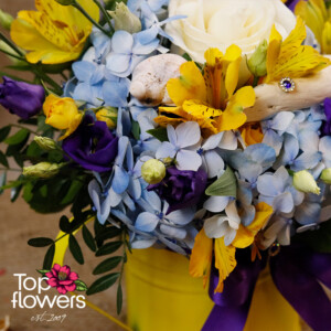 Kiss from the Sun and Sky | Arrangement Close-up of an arrangement with hydrangea and colorful accents