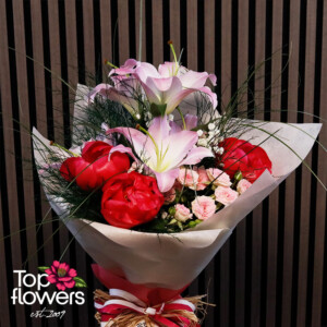 Елегантен букет с розов лилиум, червени божури и мини рози
