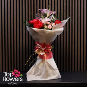 Луксозен букет с божури и лилиум в естествена опаковка