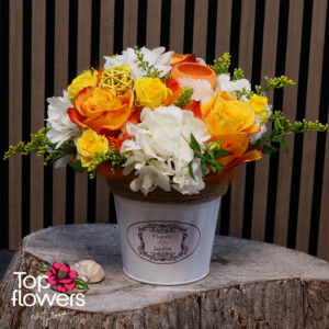 Аранжировка с оранжеви и жълти рози, бяла хортензия и декоративни елементи в метална лейка