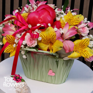 Елегантна аранжировка с цветя в декоративна кошница за подарък