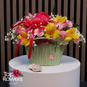 Аранжировка с божур, мини рози и алстромерия в декоративен панер