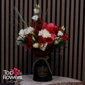 Аранжировка с божури, роза и хортензия в черна декоративна лейка