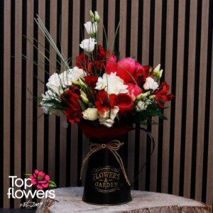 Аранжировка с божури, роза и хортензия в декоративна метална лейка