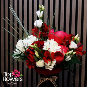 Елегантна аранжировка с цветя в черна декоративна лейка