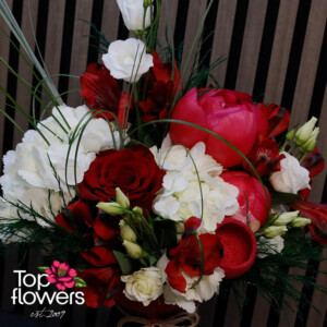 Детайл от цветна аранжировка с червени божури, бяла хортензия и еустома