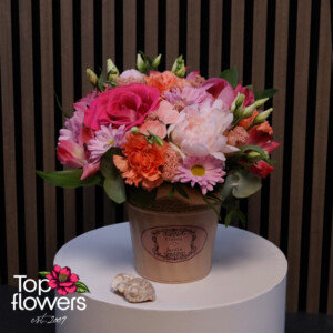 Аранжировка с роза, божури и карамфили в декоративна метална кофа