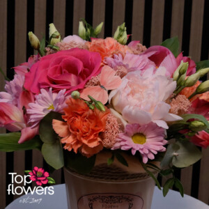 Луксозна аранжировка с розови и прасковени цветя в метален съд