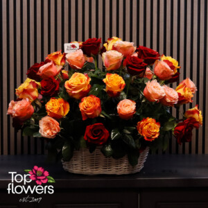 Голяма аранжировка с рози в плетена кошница