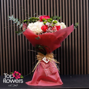 Букет с хортензия, божури и зелени хризантеми в розова опаковка