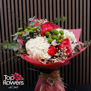 Елегантен букет с пролетни цветя и естествени декоративни елементи