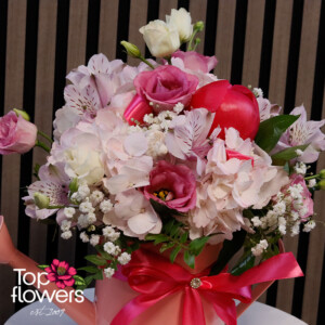 Елегантна цветна композиция в лейка с розови и бели цветя