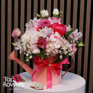 Аранжировка с хортензия, божур и еустома в розова декоративна лейка