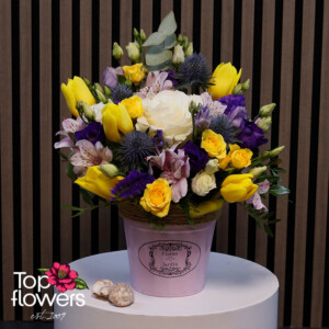 аранжировка с бяла роза, жълти лалета и виолетови цветя в метална кофичка