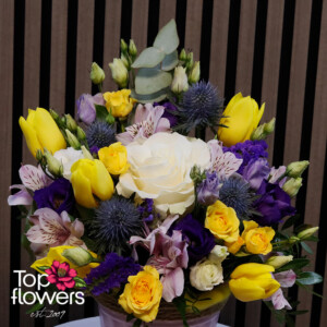 Детайл от аранжировка с бяла роза, жълти мини рози, лалета и еустома