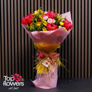 Луксозен букет с ярки цветя и модерна розова опаковка