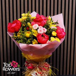 Елегантен букет с божури, алстромерия и естествени декорации