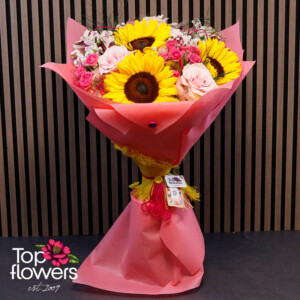 Малиново слънце - букет със слънчогледи, рози и алстромерия от Top Flowers