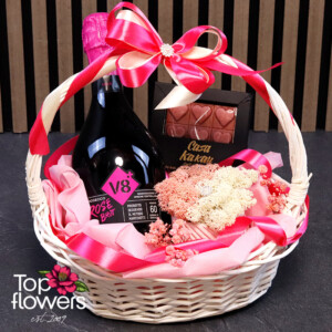 V8+ Prosecco Rosé Brut with chocolate and Scandinavian moss in a decorative basket