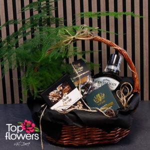 Подаръчна кошница Gentleman Jack с уиски, шоколад Casa Kakau, свещ NIOBI и аспарагус