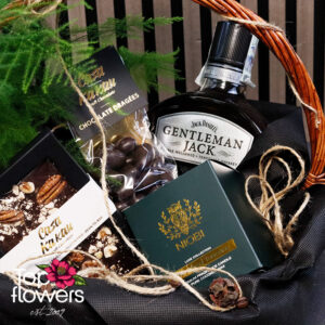 Подаръчна кошница | Gentleman Jack Ароматна свещ NIOBI Leathered Tuscany в подаръчна кошница Gentleman Jack