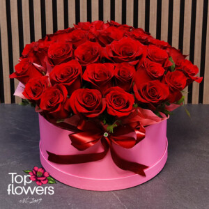 31 червени рози в розова декоративна кутия със сатенена панделка Top Flowers